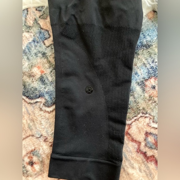 Lululemon Black High Waisted Capri Leggings Sz Sm-med - Picture 3 of 3